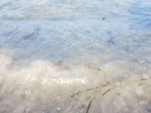 Wasseroberfläche mit sanften Wellen