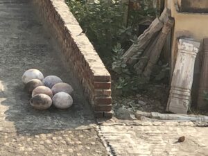 Indische Stein-Kugeln in Eiform am Wegrand