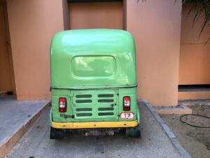 Grünes Auto Modell aus Indien