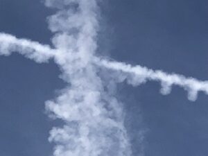 Wolkenstrukturen am blauen Himmel
