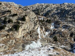 Kristallines Alpen-Eis-Wasserfall im Surselva Tal am Lukmanier Pass