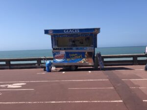 Blaue Gläser - Strand Bretagne