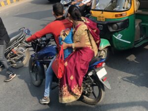 Paar rote Motorradhandschuhe in Farbe Rot