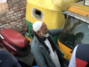 Gelber Indischer Kraftfahrer