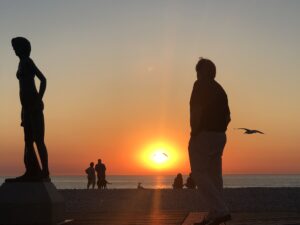Sonnenuntergang in der Bretagne: Menschen im Schatten - Kunstdruck