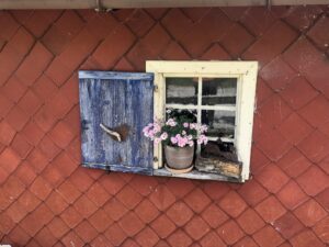 Traditionelles Bauernfenster aus Graubünden