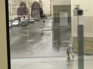 Einkaufstüte im Regen-Asphalt Design