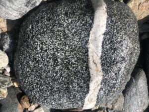 Surselva Rhein Granit mit weißer Linie