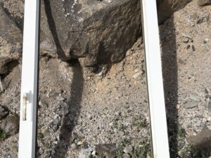 Weiß gerahmter Fels