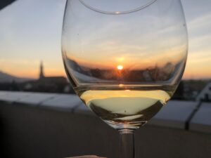 Weinglas mit Sonnenuntergang