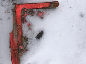 Rotes Werkzeug im Schnee - Robustes Outdoor-Equipment