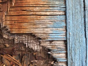 Braun und Hellblau auf Holz