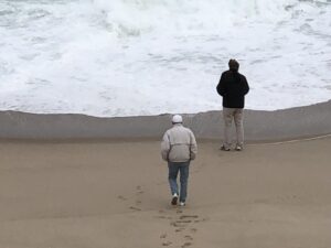 Männer am Strand von Lissabon