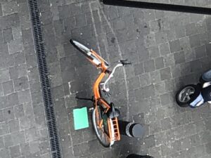 Farbiges Bild von einem senkrechten Fahrrad