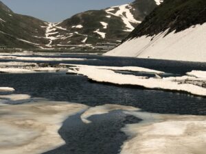 Oberalpsee Schneeschmelze - Kunstfotografie Print
