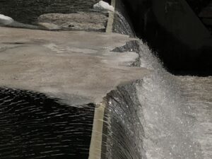 Schneeschmelze Kantenabbruch am Oberalpsee