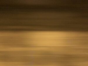 Braunes Kunstwerk mit hellen Streifen