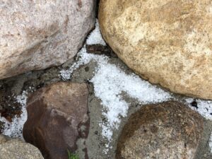 Stillleben mit Steinen und Hagel auf Fehmarn